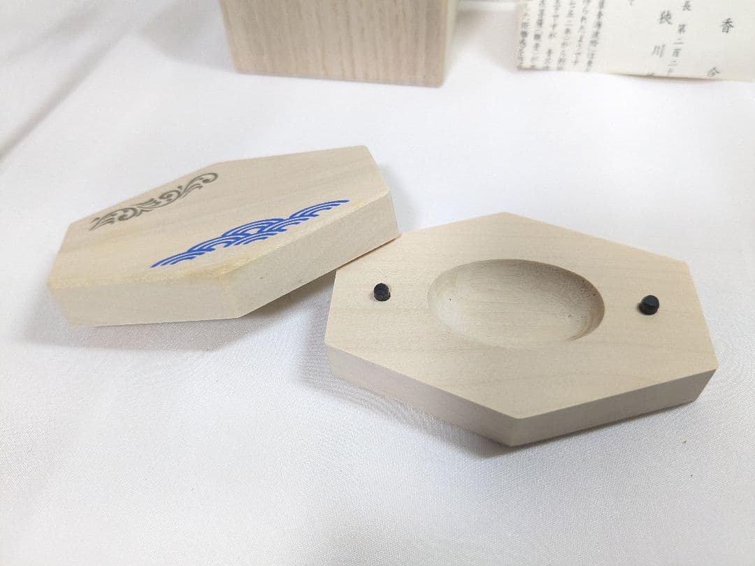 岩木秀斎 香合 亀甲形 唐草青海波絵 茶道具