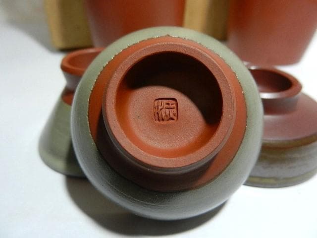 ３代目伊藤赤水（せきすい）作　無名異（むみょうい）焼酒器（徳利２本、猪口３客）