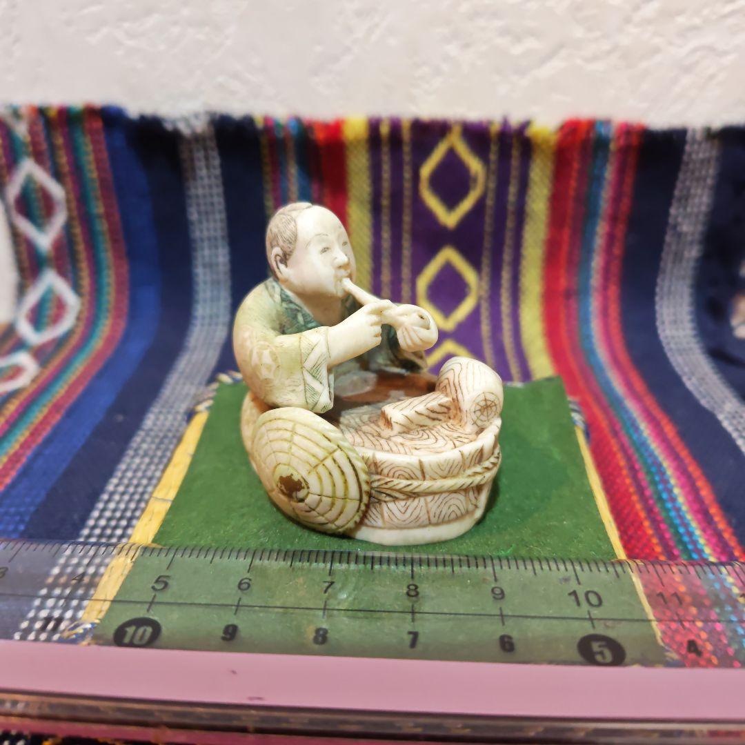 時代提物 彩色人物根付 天然素材 在銘【煙管で一服】高さ約3.9cm 重約33ｇ