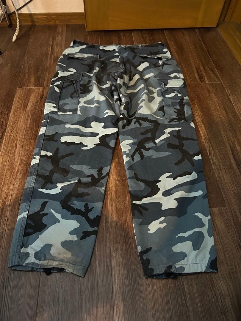 迷彩カーゴパンツ 複数ポケット付き