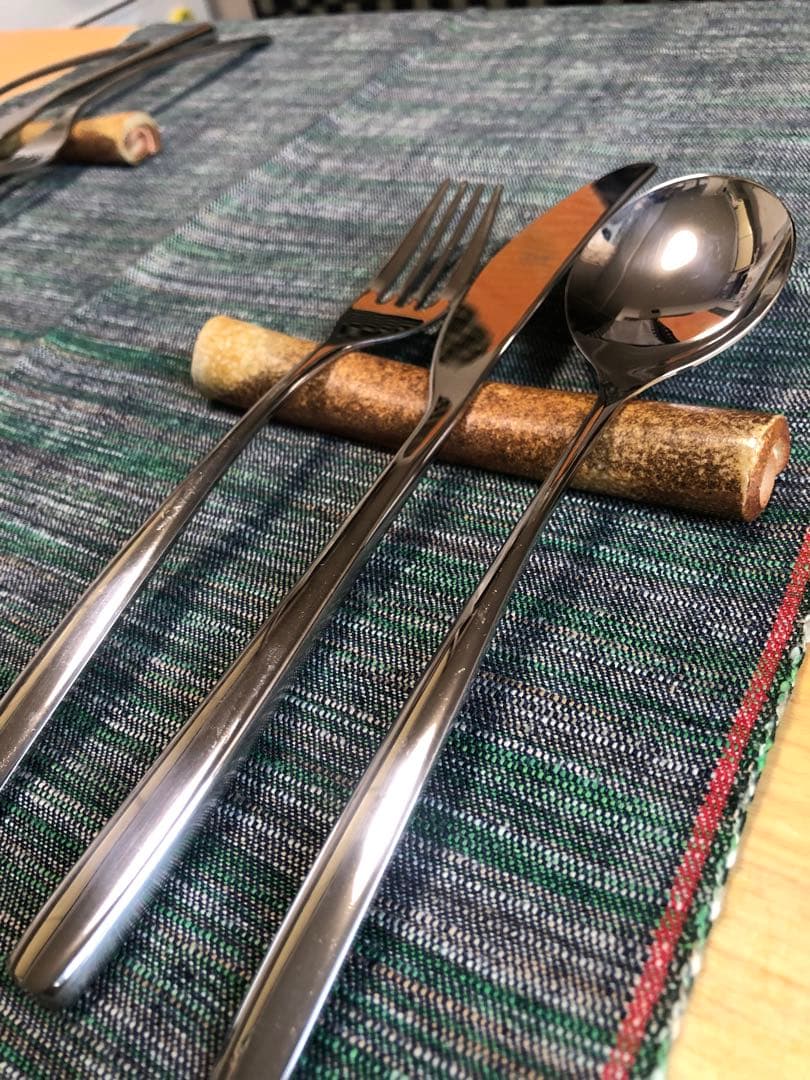 家庭画報掲載陶芸家作　信楽焼焼き締めカトラリーレスト3本セット　ウコン染絹敷物