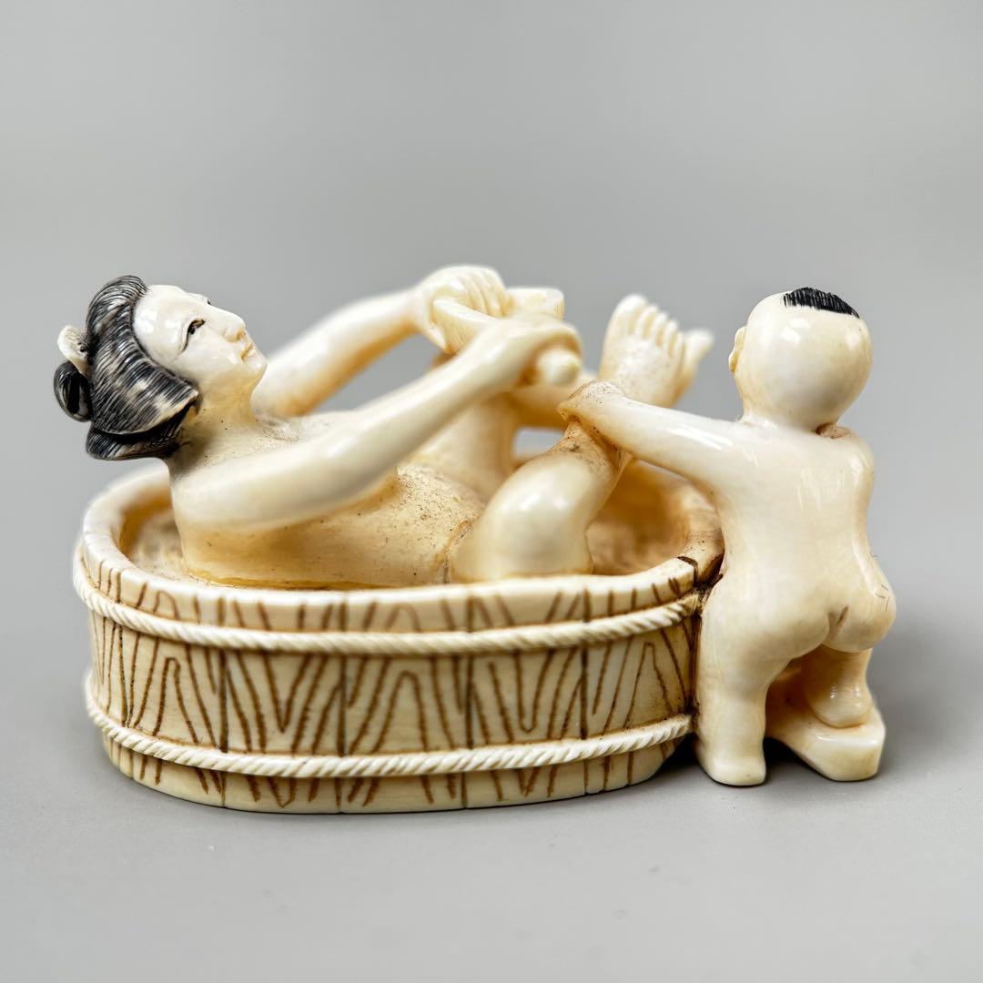 母子入浴シーン 彫刻極上根付天然素材アンティーク骨董飾り物古美術置物細密細工