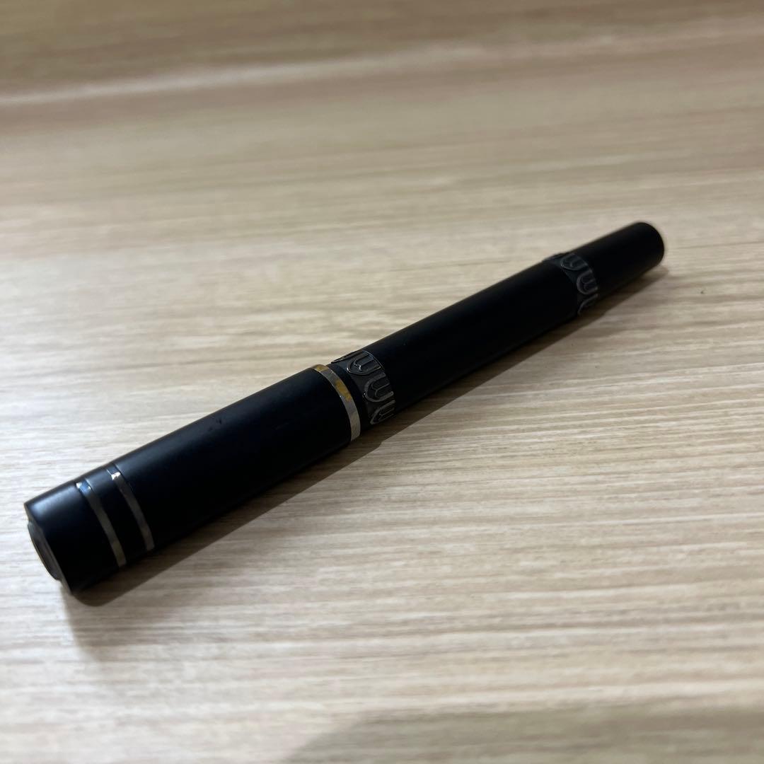黒　金属製　万年筆
