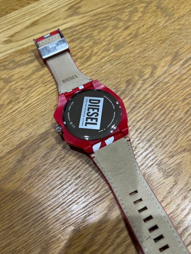 DIESEL レッド 腕時計 ソーラー電池