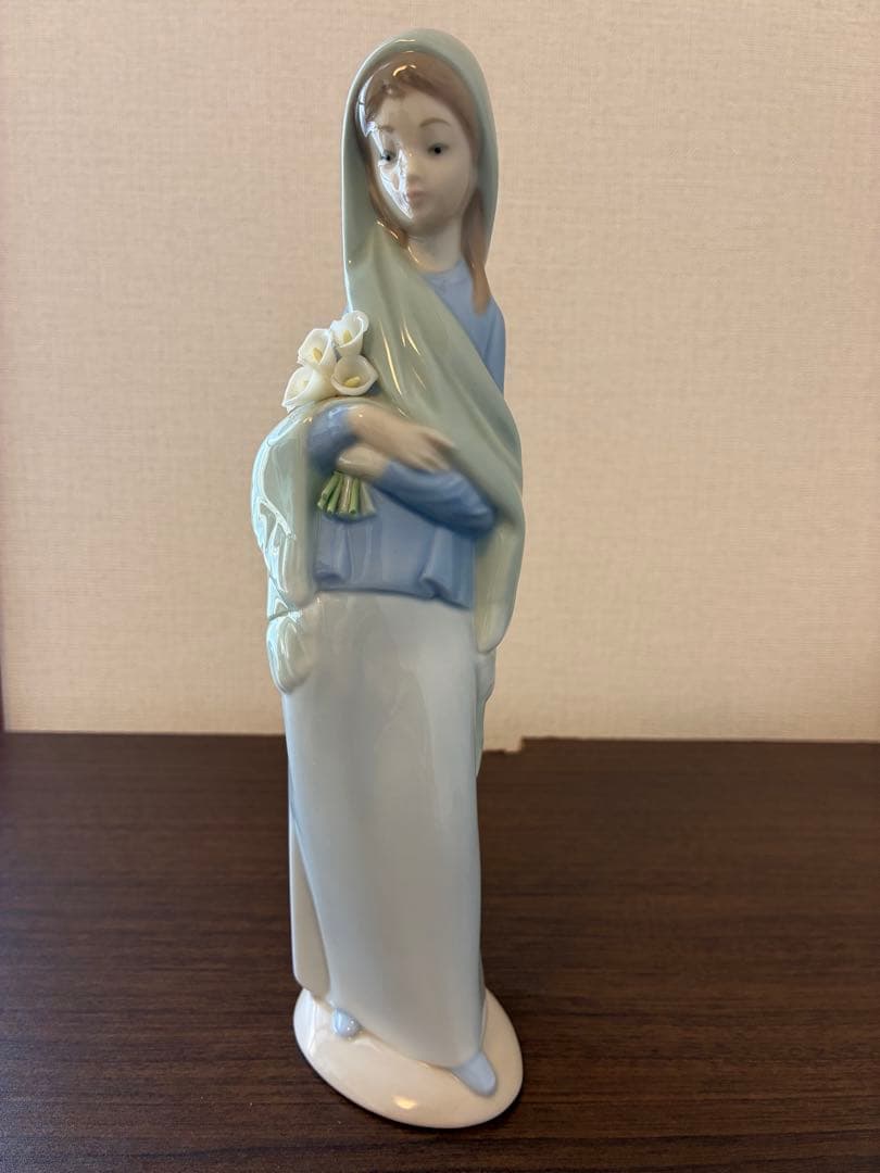 リヤドロ人形　百合を持つマリア像