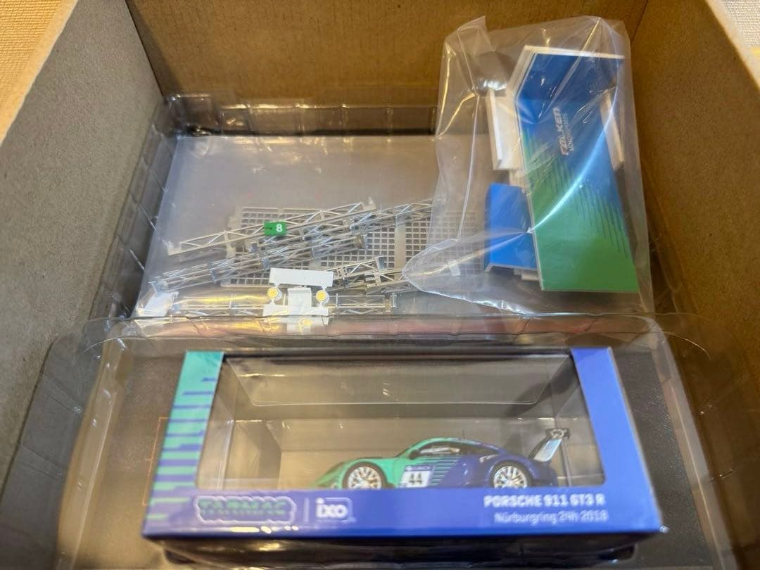 ミニカー TARMAC Porsche911GT3R PIT GARAGE DIORAMA