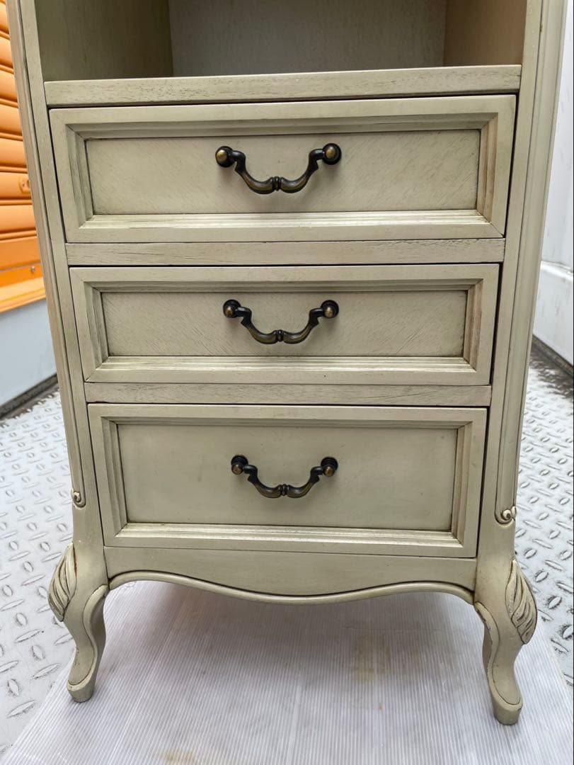 アンティーク　猫足　チェスト　クリーム色の木製キャビネット 3段