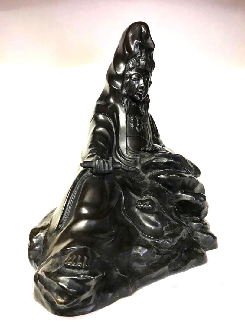 銅器:岩上白衣観世音菩薩座像