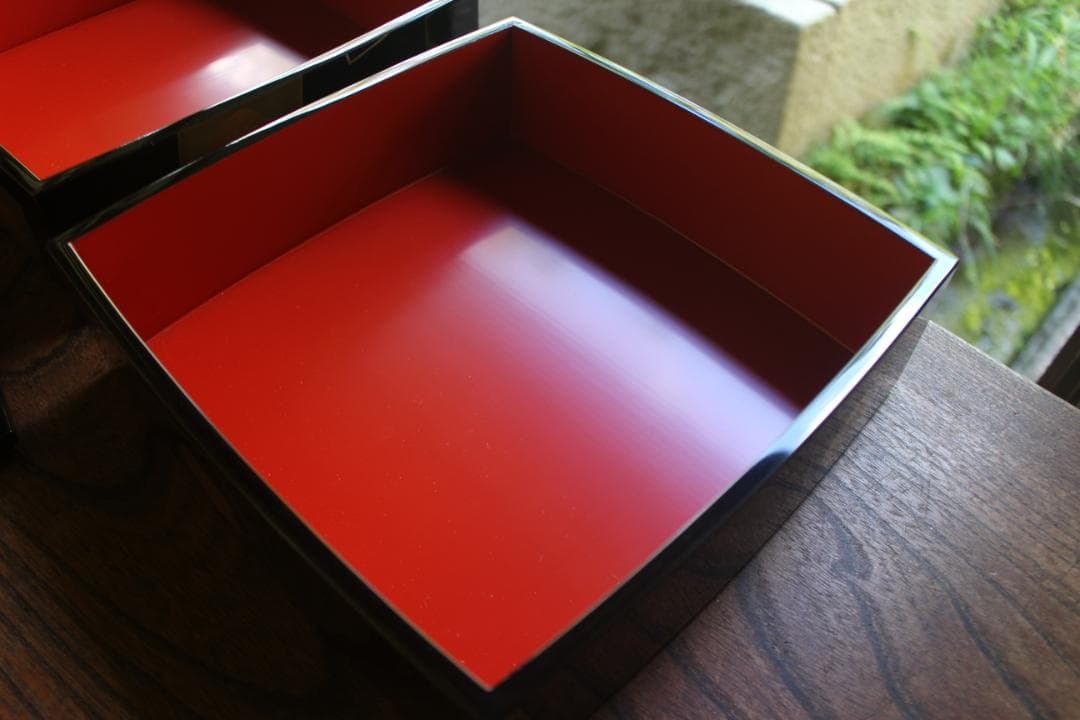 デッドストック！上質内朱黒漆に優美な梅蒔絵の映える台付二段重（検輪島塗重箱お重