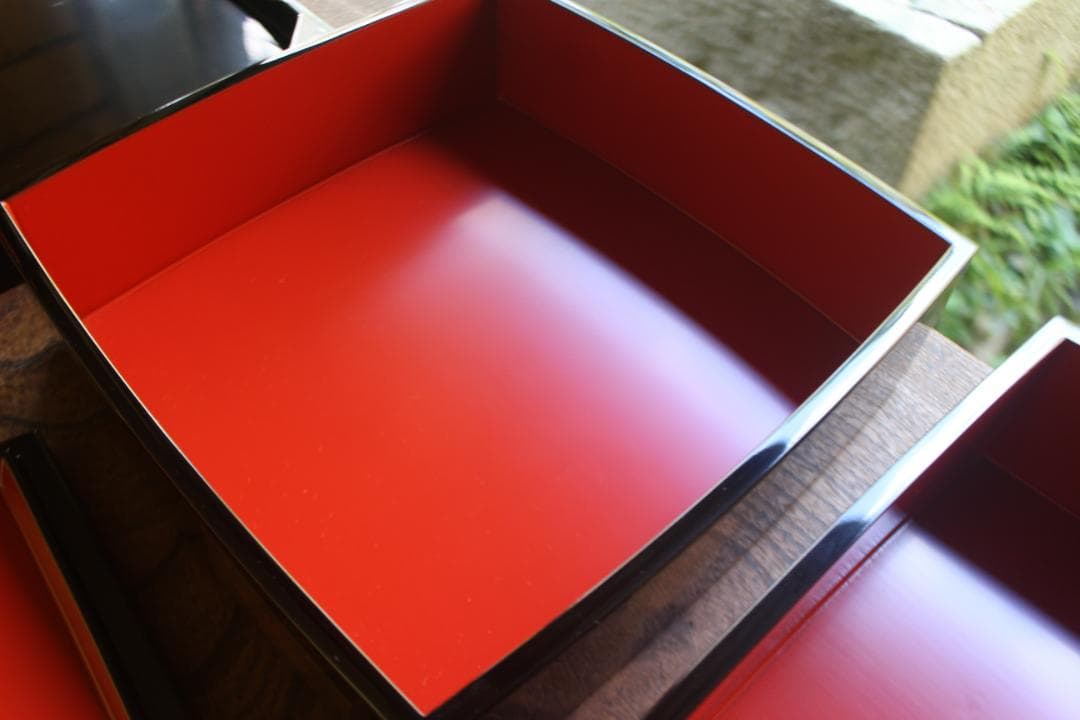 デッドストック！上質内朱黒漆に優美な梅蒔絵の映える台付二段重（検輪島塗重箱お重