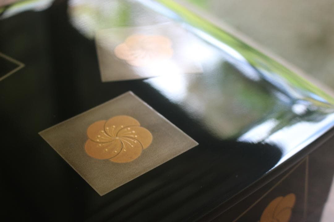 デッドストック！上質内朱黒漆に優美な梅蒔絵の映える台付二段重（検輪島塗重箱お重