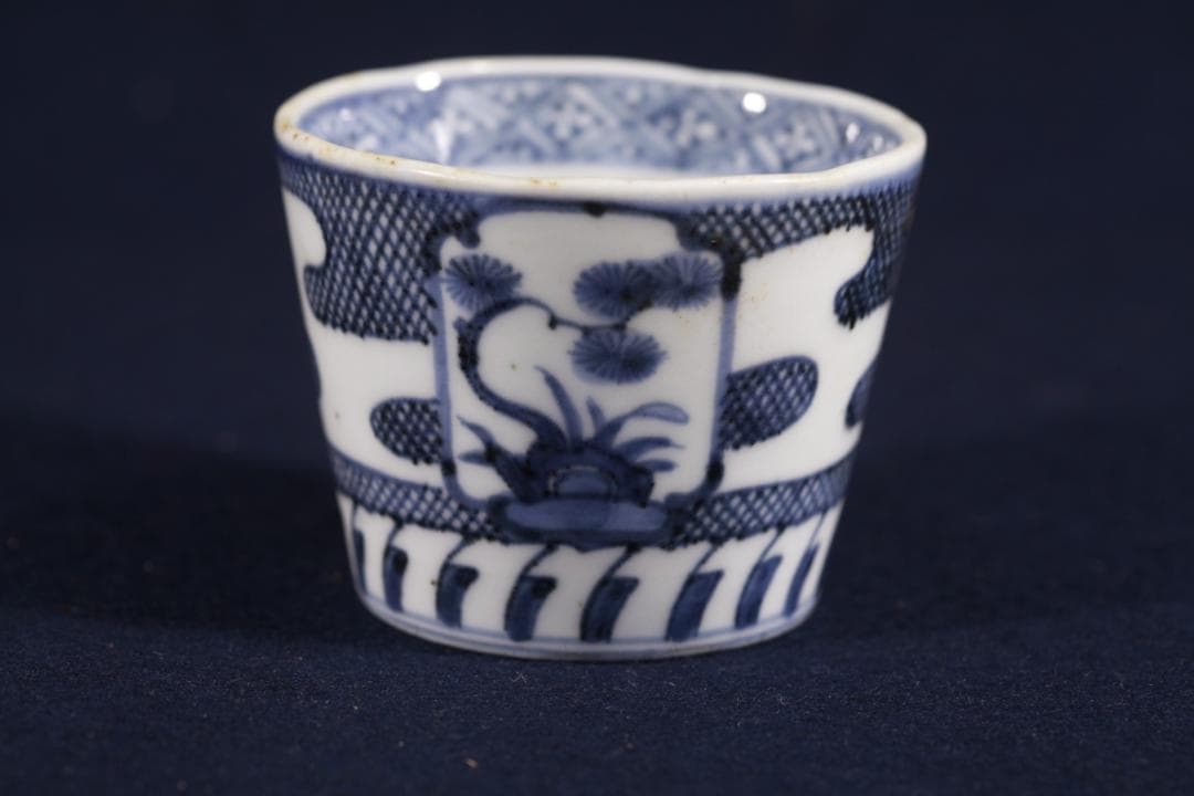 384 古伊万里染付ギザギザ源氏雲窓絵松竹梅図蕎麦猪口　無傷　幕末