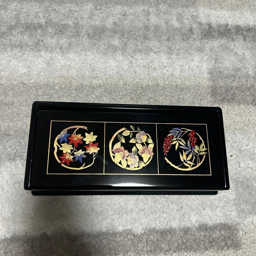 漆器の花模様の箱