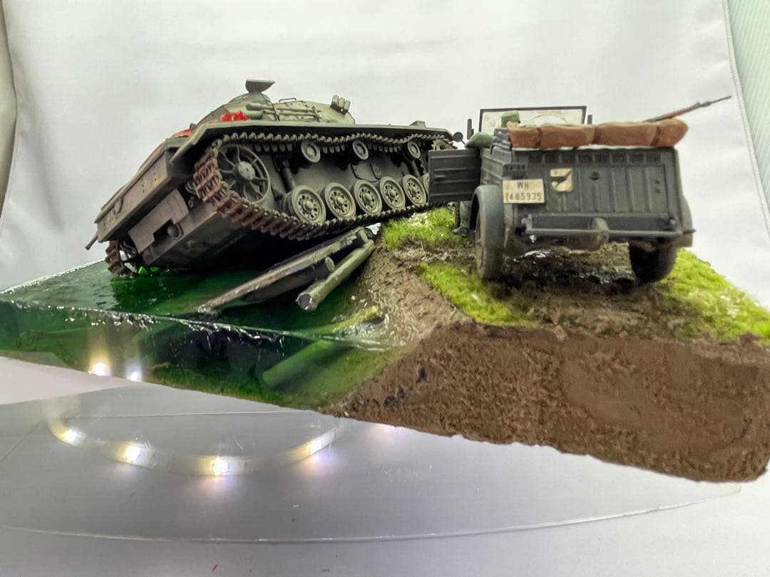 ドイツ軍士官たちと川に沈むIII号戦車　レジン　ジオラマ　キューベルワーゲン