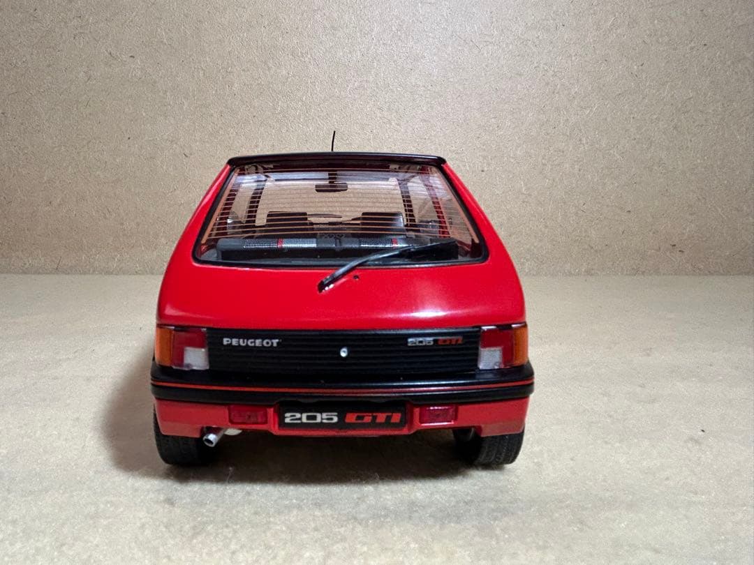 【希少】1/18 プジョー 205（小さな訳あり）