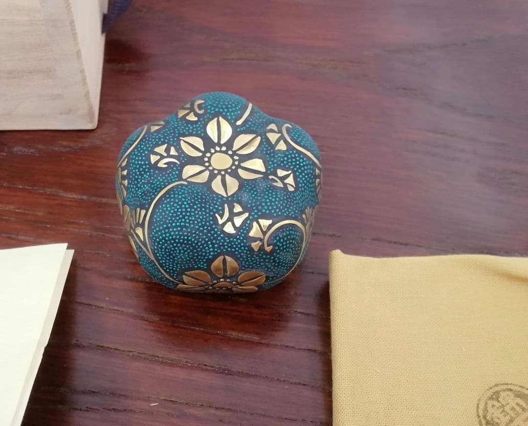 九谷焼 名人 中田錦玉 造 渦打青粒 香合 内細字 桐共箱付 茶道具