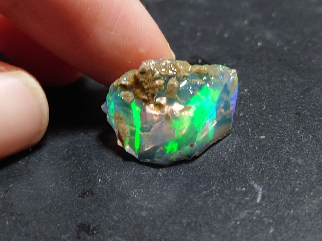 エチオピアウェロ産　チョーク　オパール 原石 鉱物標本 虹色