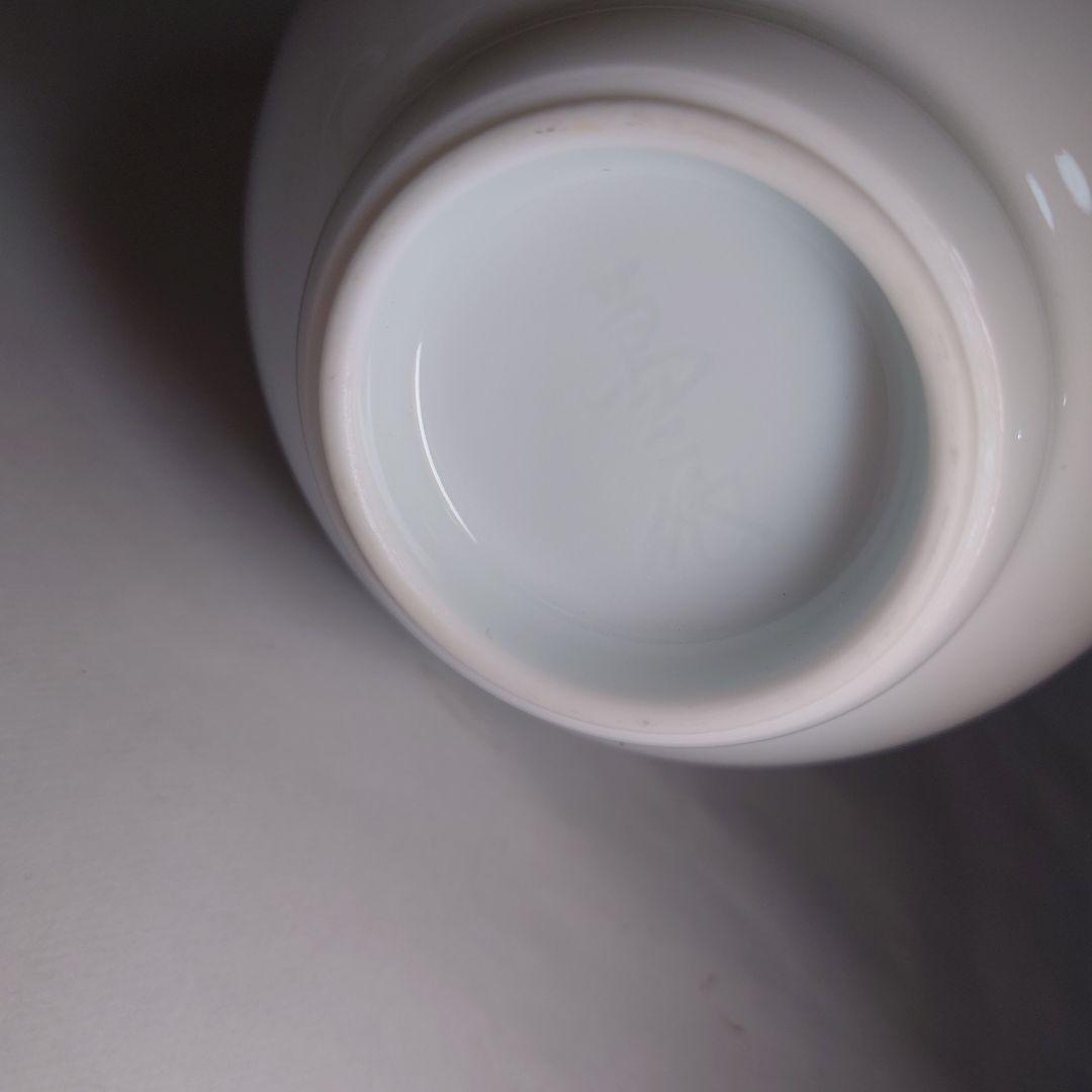 人間国宝　井上萬二　作　白磁竹彫花瓶　高さ26.6センチ