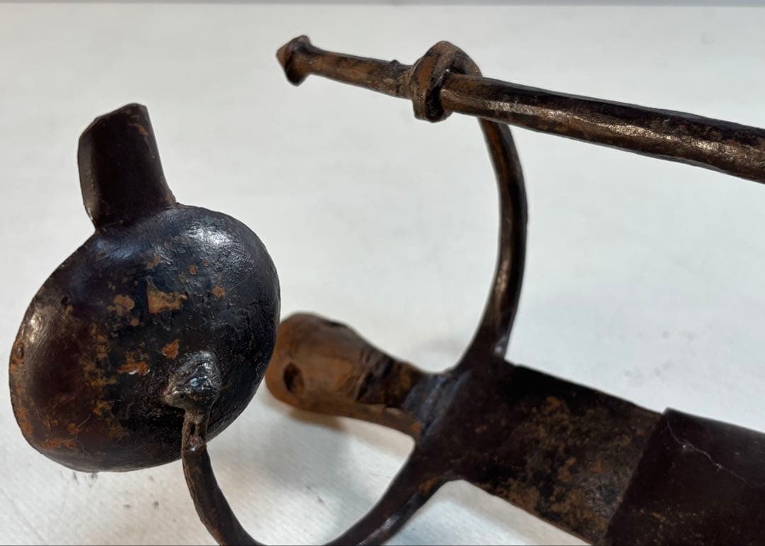 アンティーク 金属製人型キャンドルホルダー　盾と槍付き