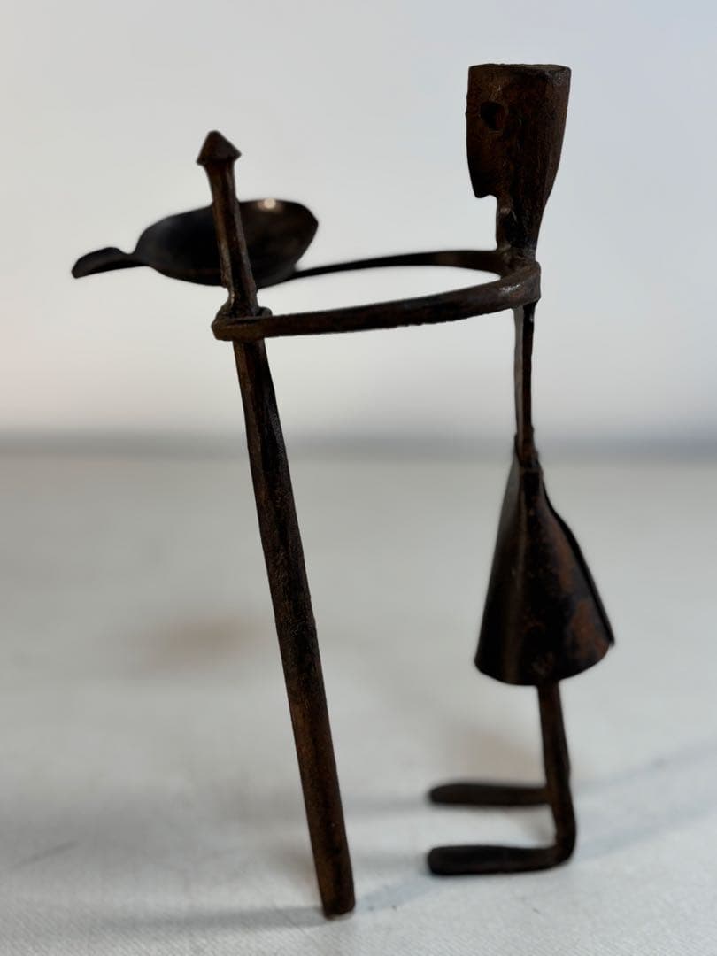 アンティーク 金属製人型キャンドルホルダー　盾と槍付き