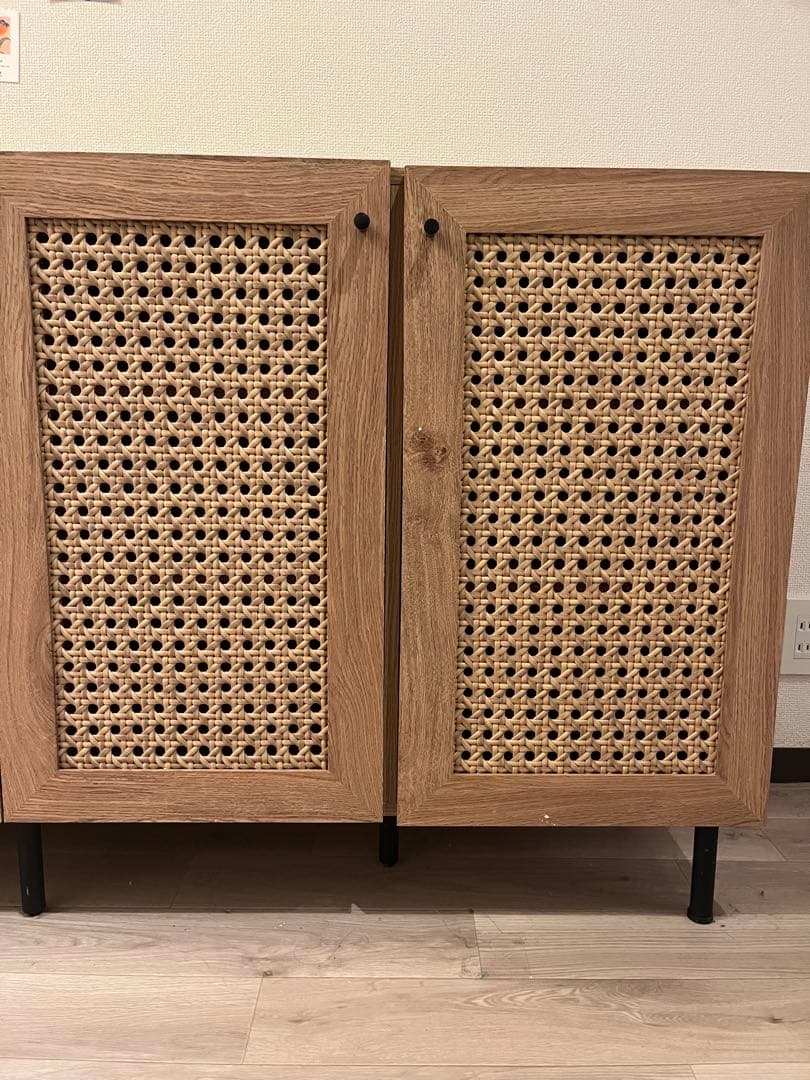 ラタン扉のモダンキャビネット
