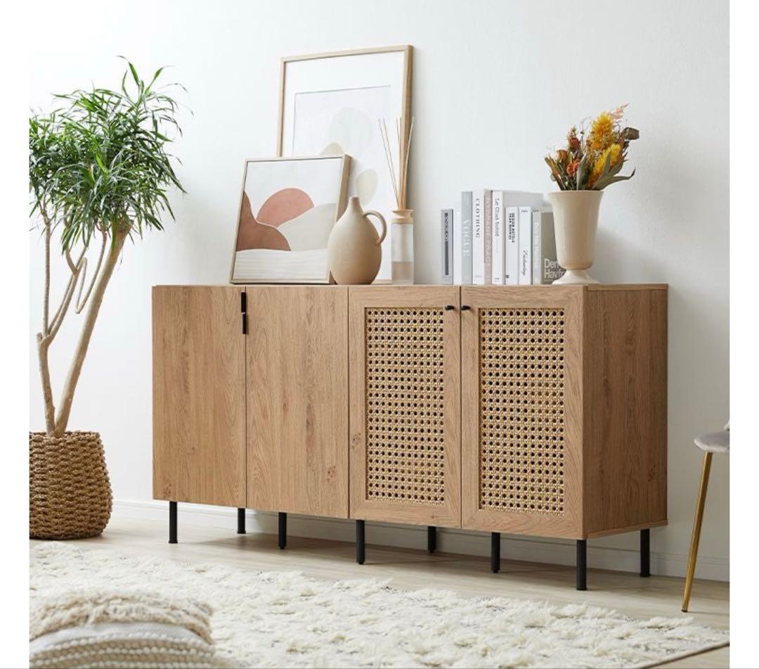 ラタン扉のモダンキャビネット