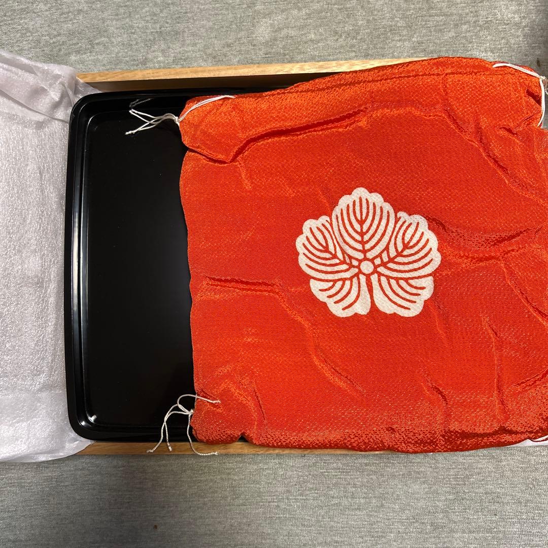 伝統的な輪島塗　黒漆の3段重箱と重台のセット