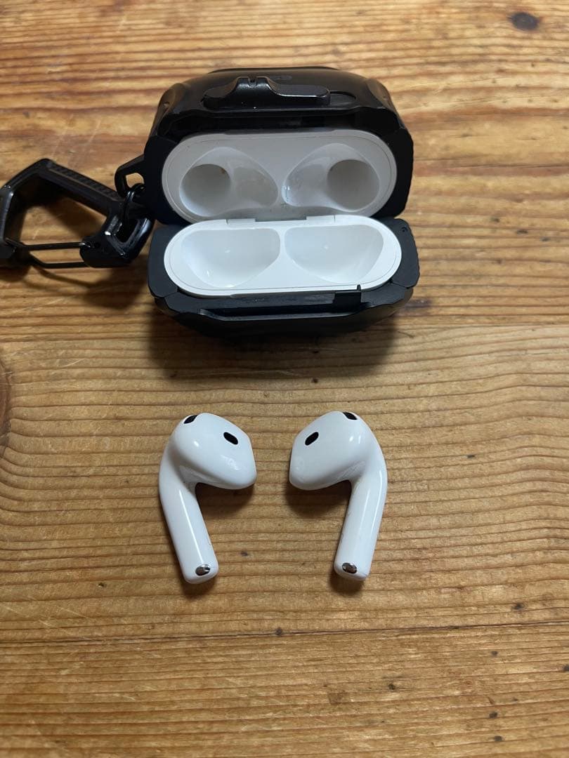 AirPods4本体+ケース付きホワイト ワイヤレスイヤホン