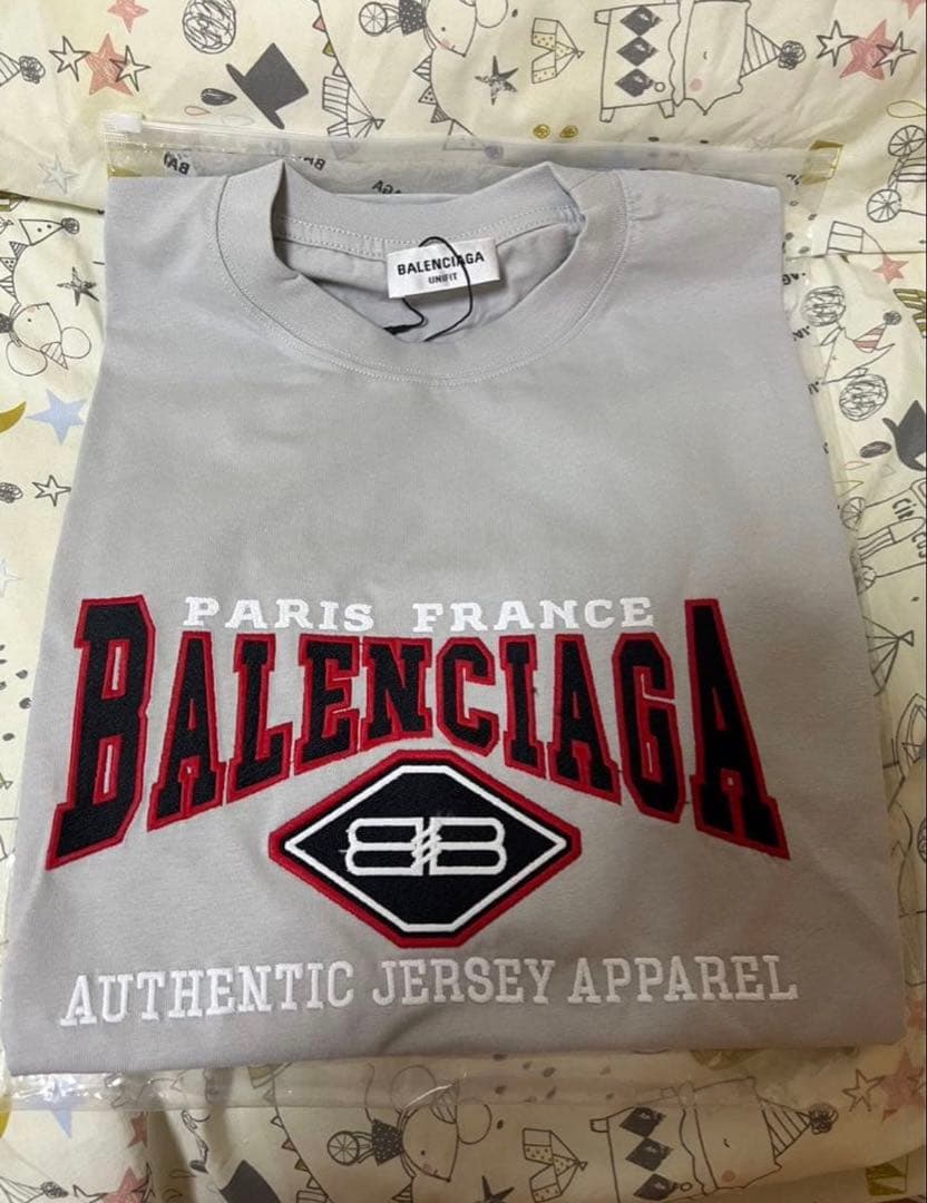 バレンシアガTシャツ コムドットやまと　TWICEモモ着用