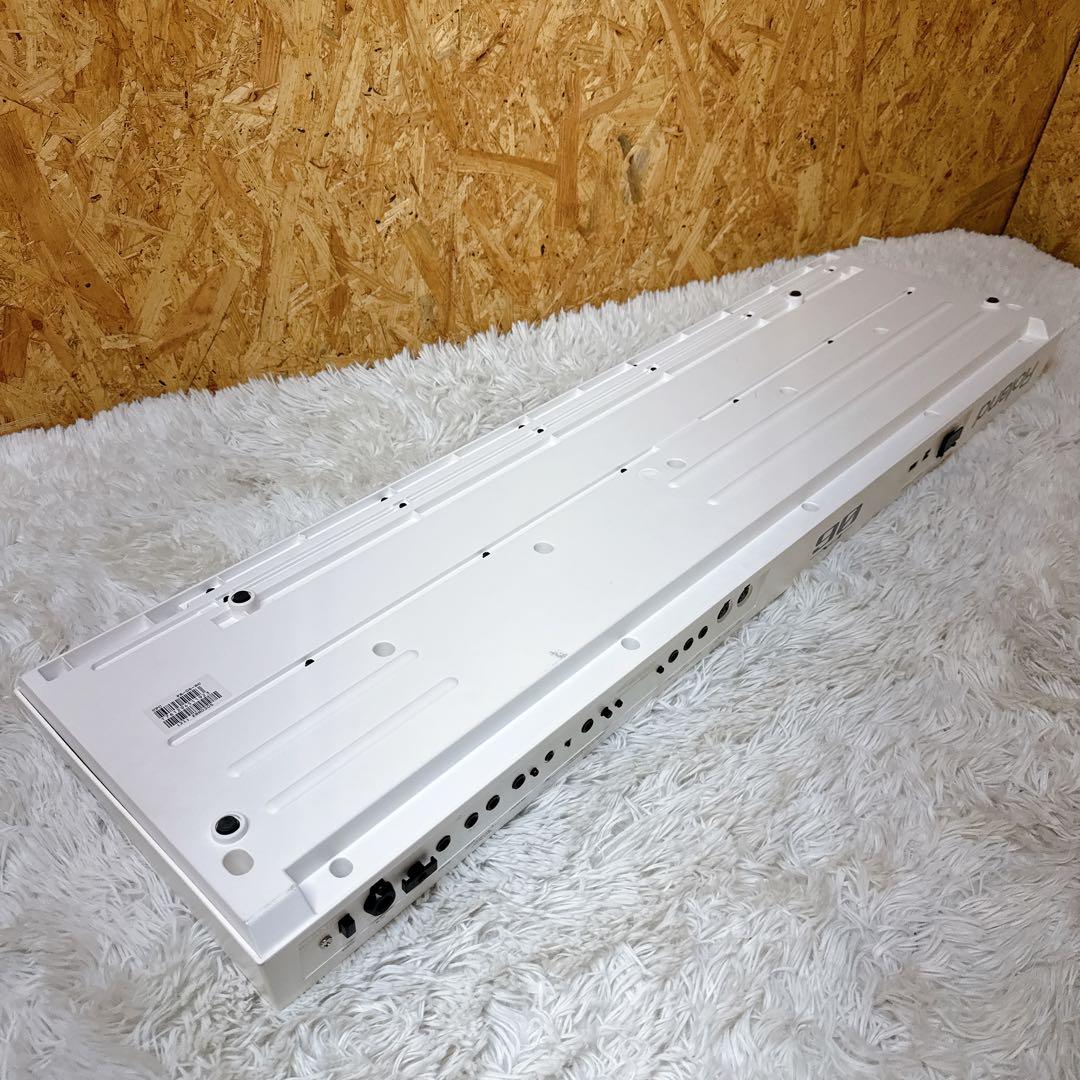 ROLAND FA-06-SC 限定カラー ホワイト シンセサイザー ペダル付き