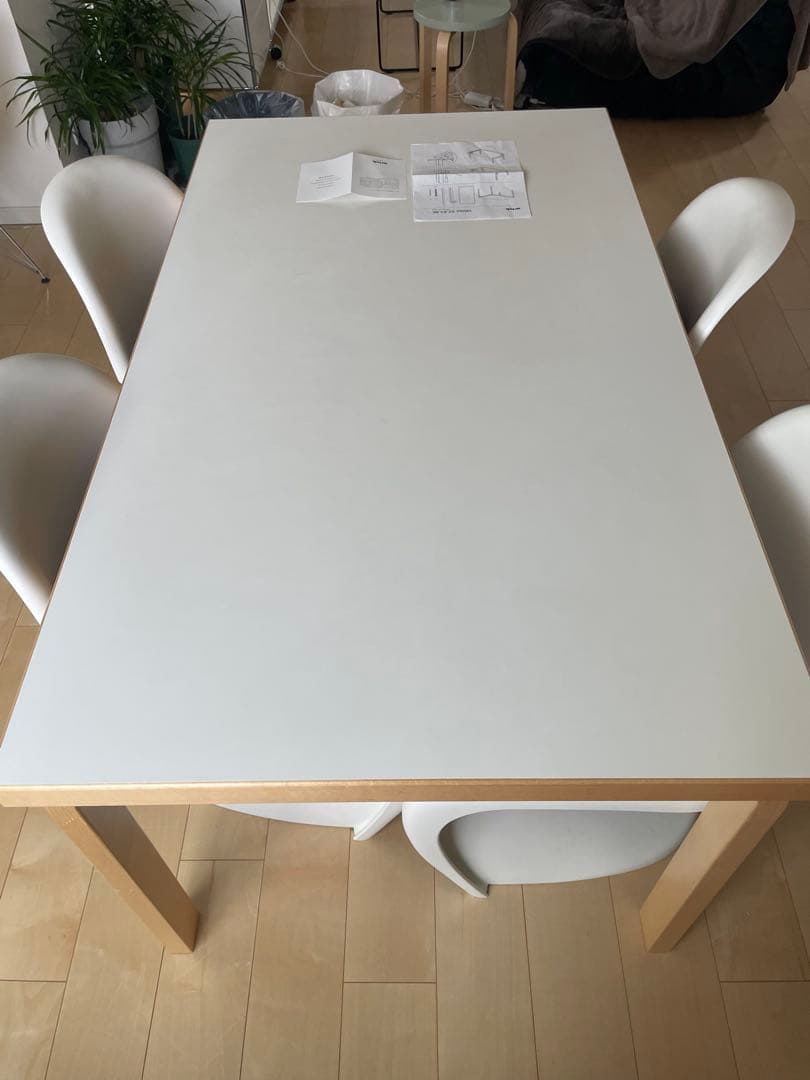 artak ホワイト　ダイニングテーブル　artek TABLE 82A