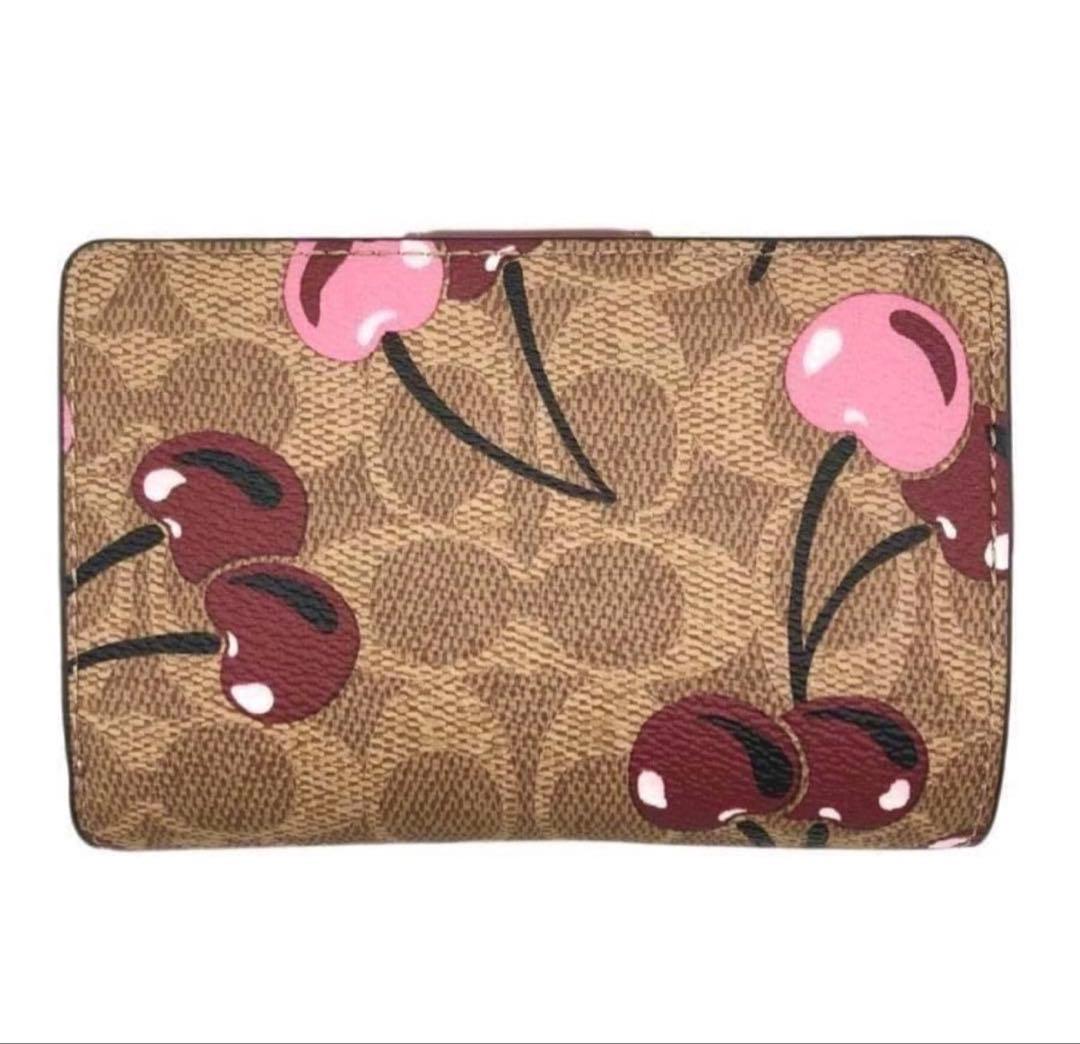 個数限定赤札coachコーチシグネチャーチェリープリントミディアム二つ折り財布