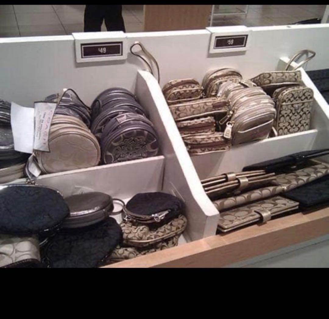 個数限定赤札coachコーチシグネチャーチェリープリントミディアム二つ折り財布