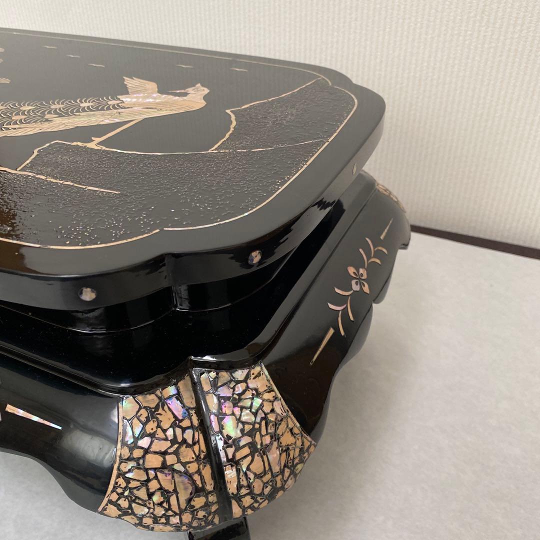 どっしりたとした台　孔雀貝模様