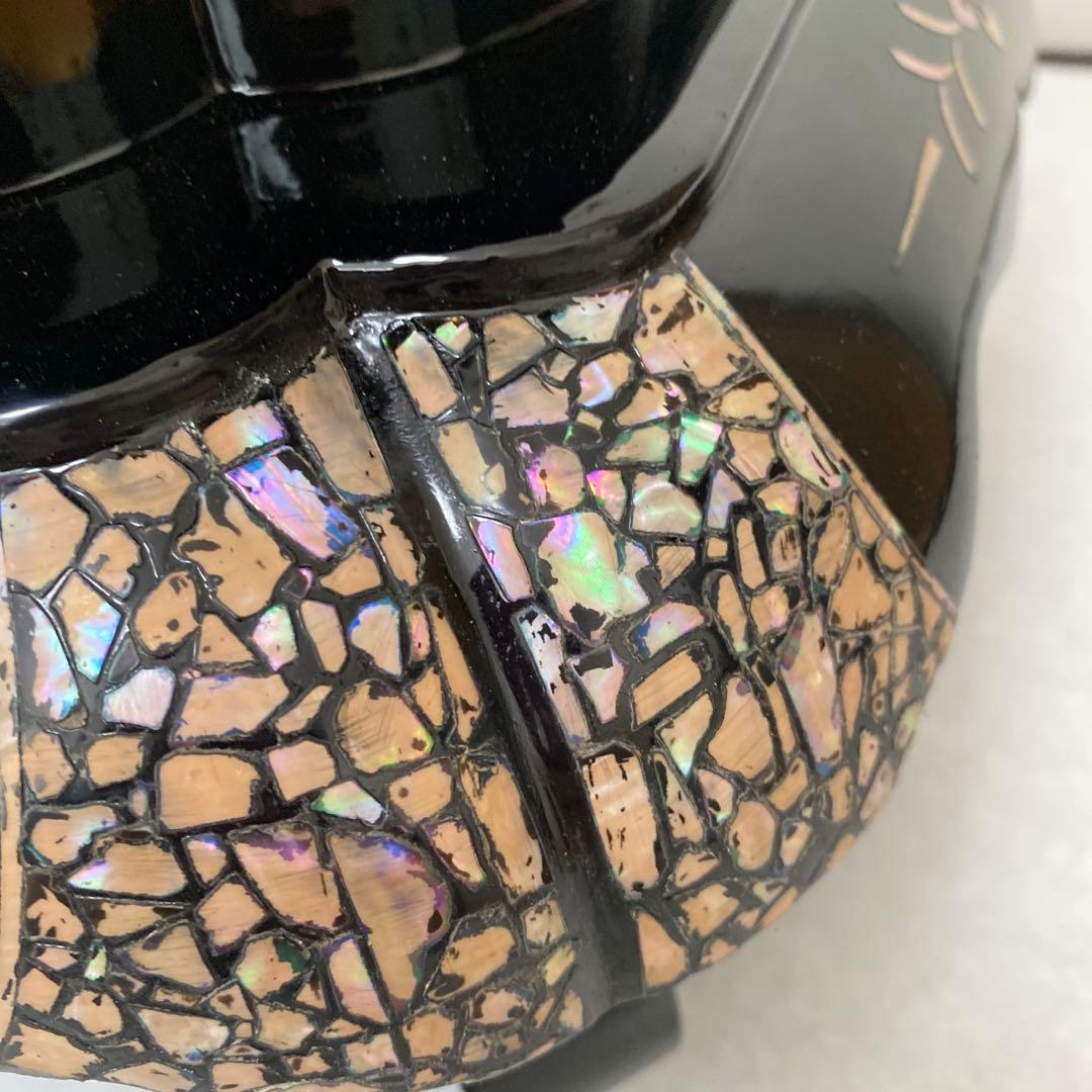 どっしりたとした台　孔雀貝模様