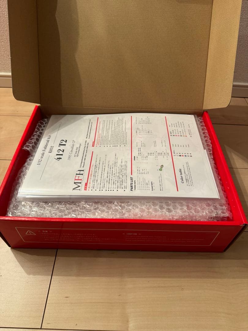 未組立　MFH製の412 T2プラモデルキット、詳細なパーツと説明書付き。