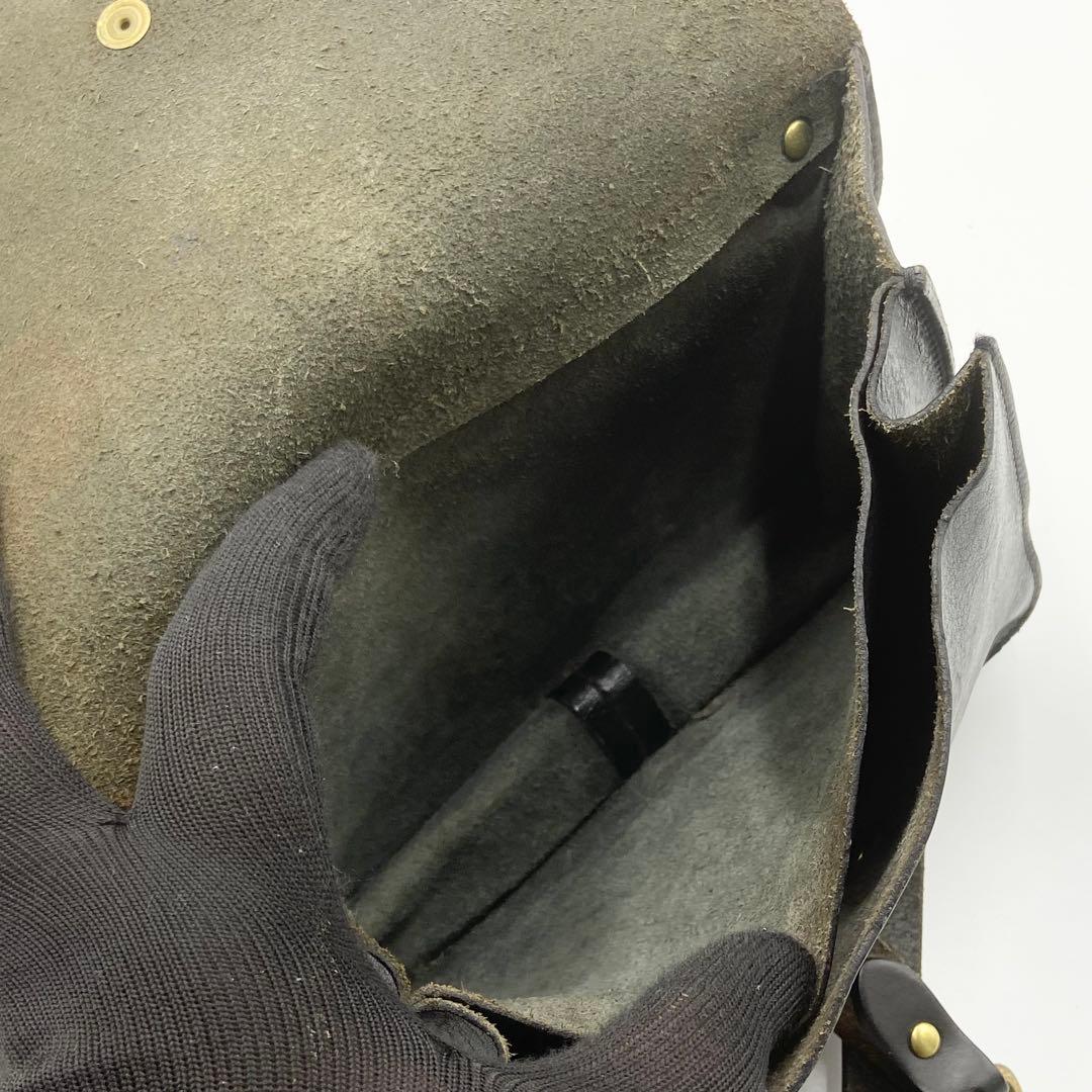 イルビゾンテ　ショルダーバッグ　フラップ　ロゴ刻印　オールレザー　ブラック