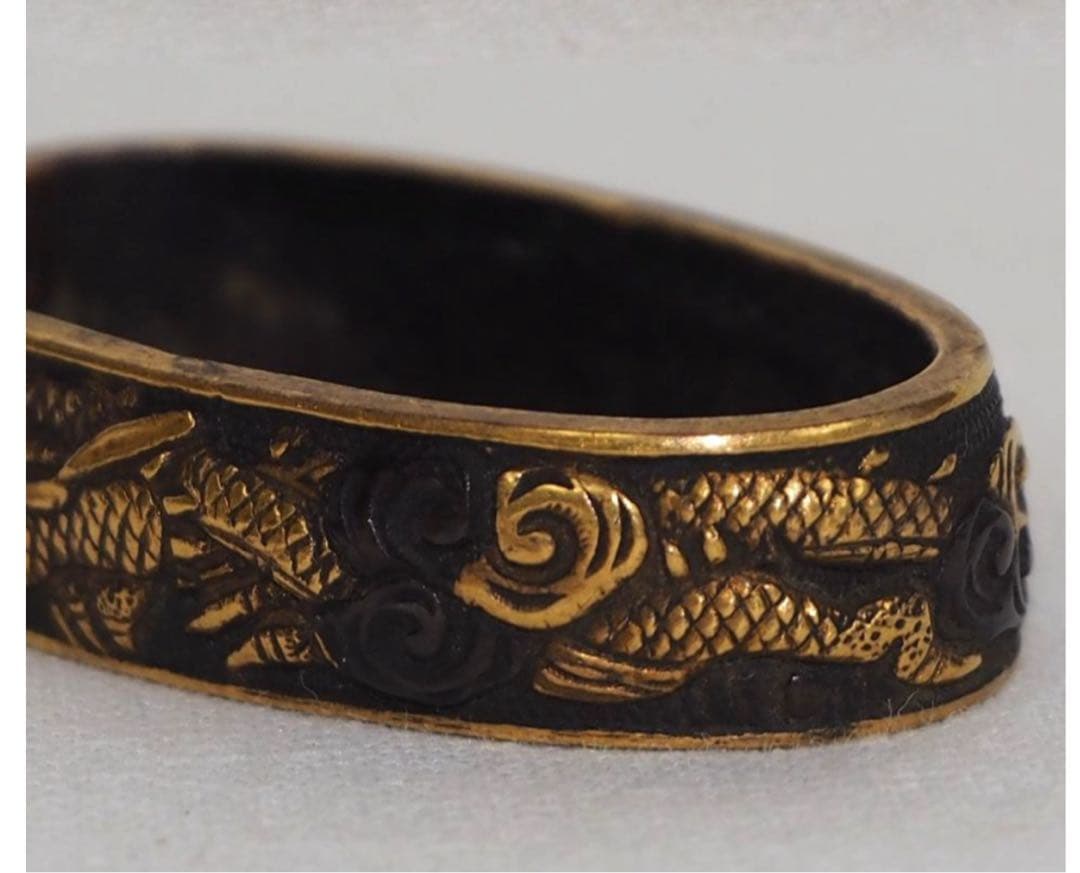 送料無料　コレクター放出品　時代物　金象嵌龍文彫　縁頭　刀装具　木箱付