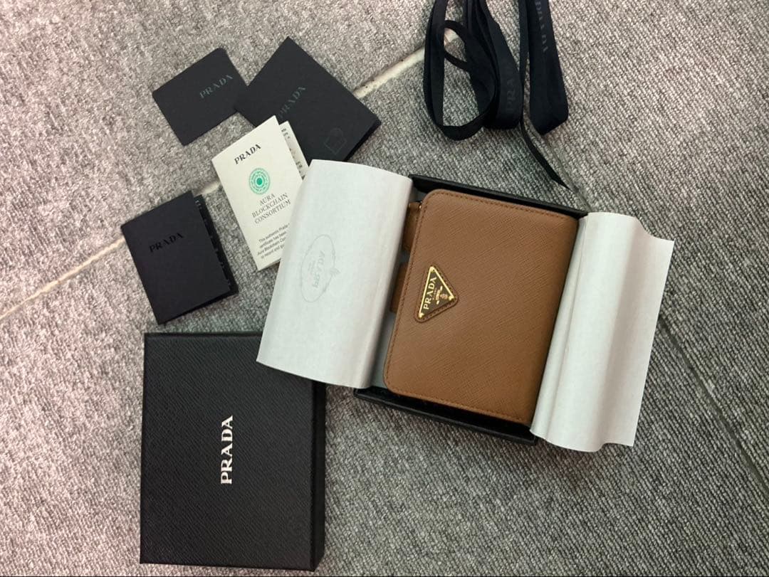 PRADA ブラウン 二つ折り財布　mm23さん専用