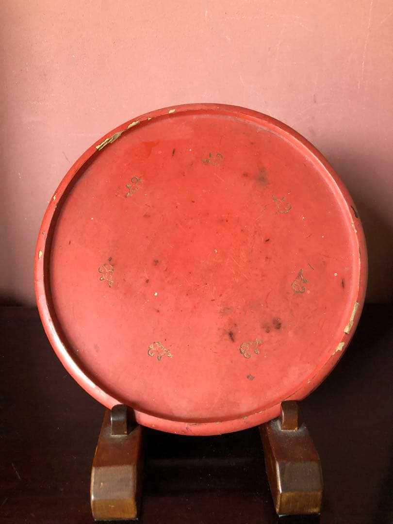 蔵にあった古式の朱塗蒔絵丸盆