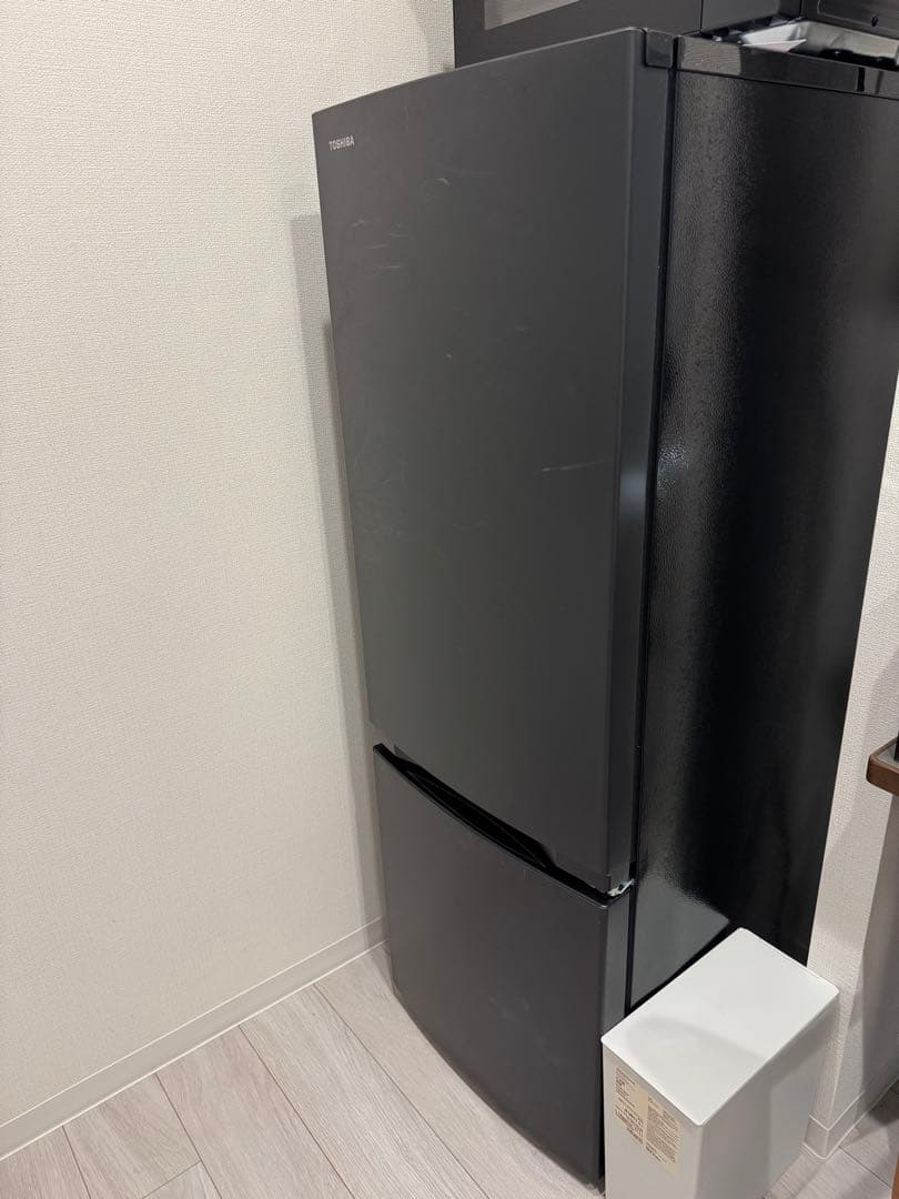 黒の2ドア冷蔵庫