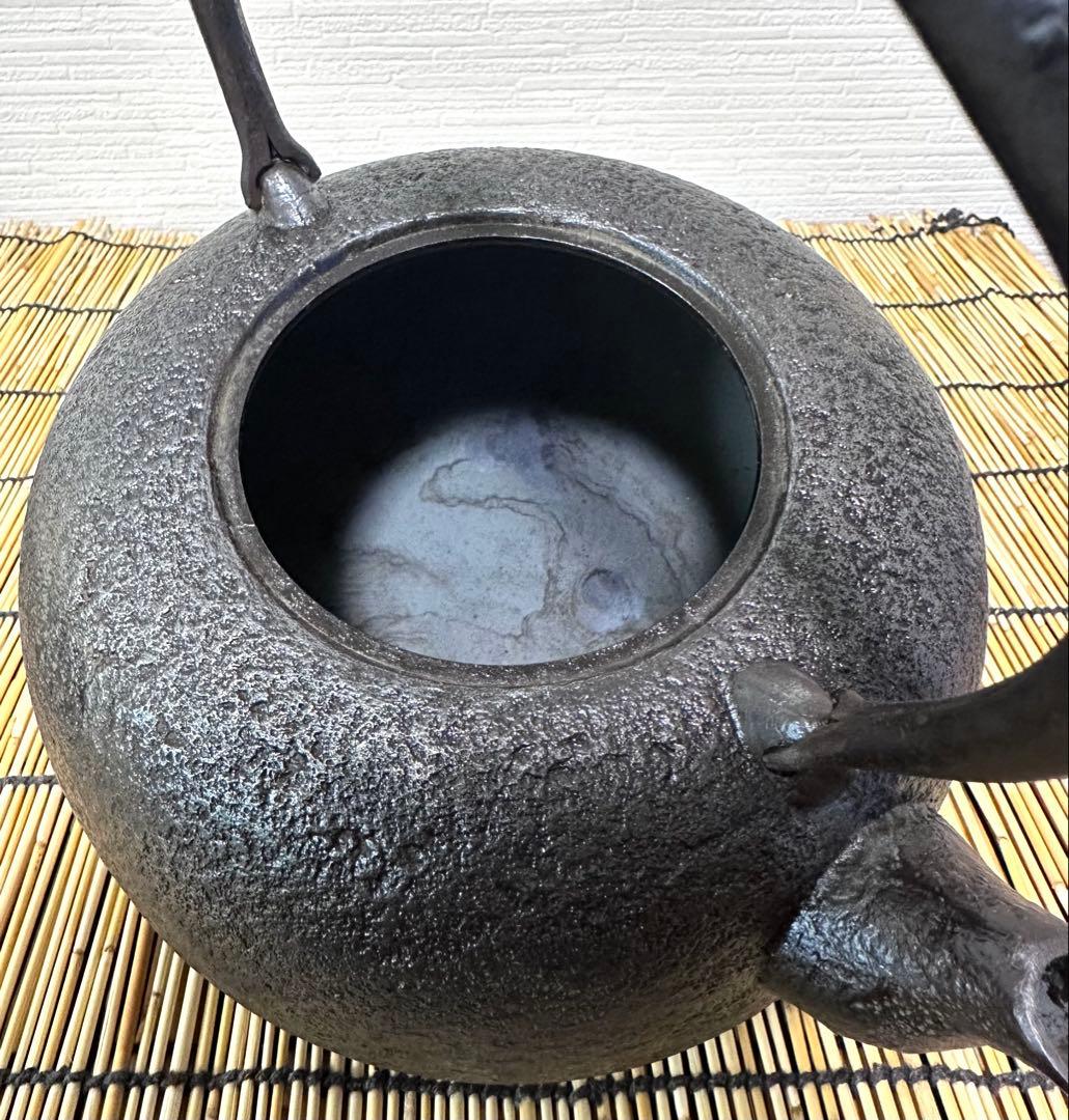 未使用品、供箱等付属品付　南部岩鋳三代目清茂作　２５型肌文様　南部鉄瓶　南部鉄器