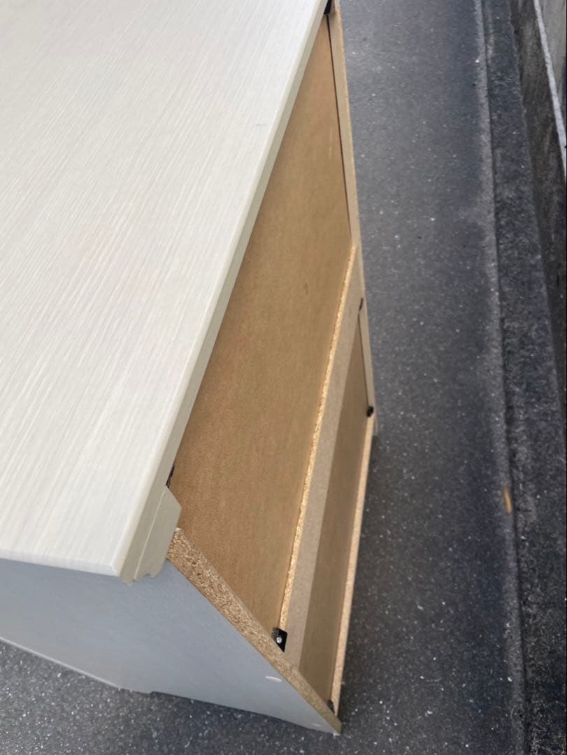 ライトグレーの木製チェスト 4引き出し