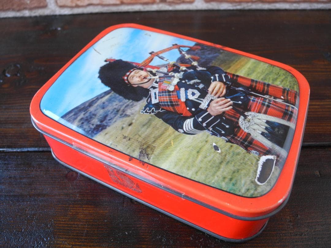 【希少品】レトロなハンドメイド／バグパイパーフィギュア・ティン缶セット
