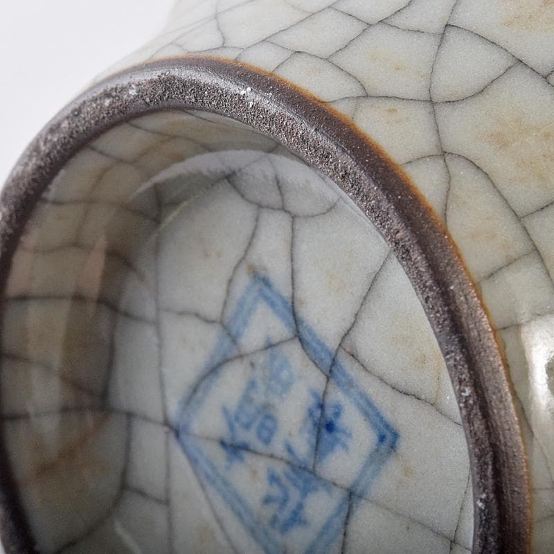 中国　大明成化年製　哥窯　白磁　金糸鉄線　氷裂文瓶　M　R7931E