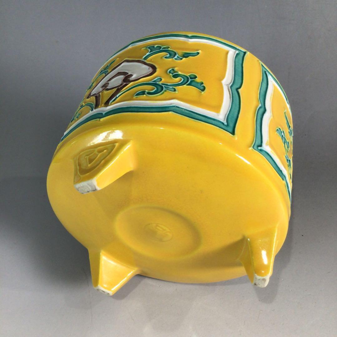 Ｐ２９８　香炉　『在銘』『黄交趾』『唐草文』『三ツ足香炉』　木箱　茶道具