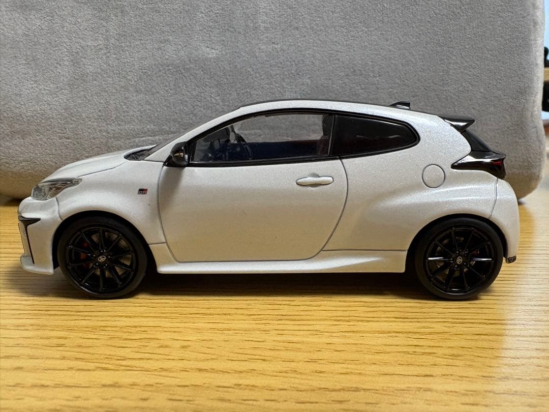 GRヤリス　白　プラチナホワイトパールマイカ　カラーサンプル