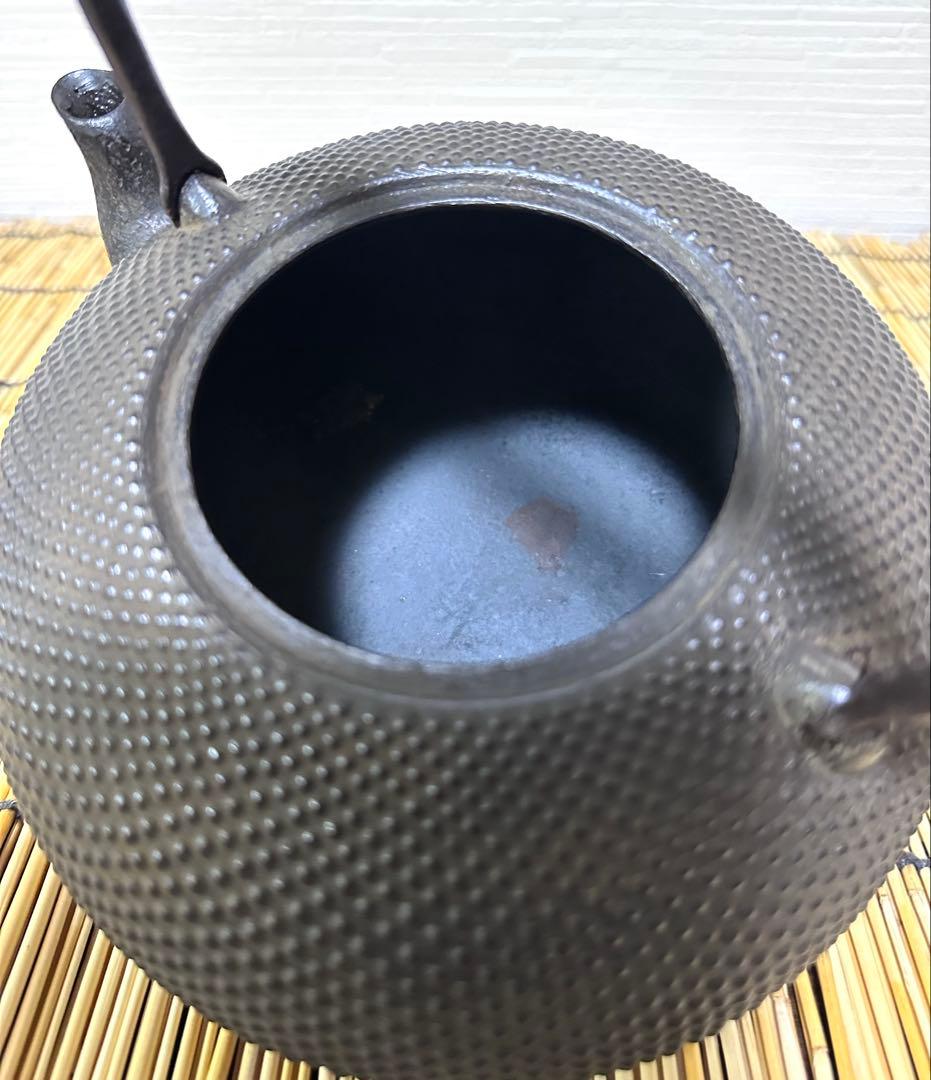 未使用品、供箱付　南部薫山工房造　１５型　アラレ　南部鉄瓶　南部鉄器　鉄瓶