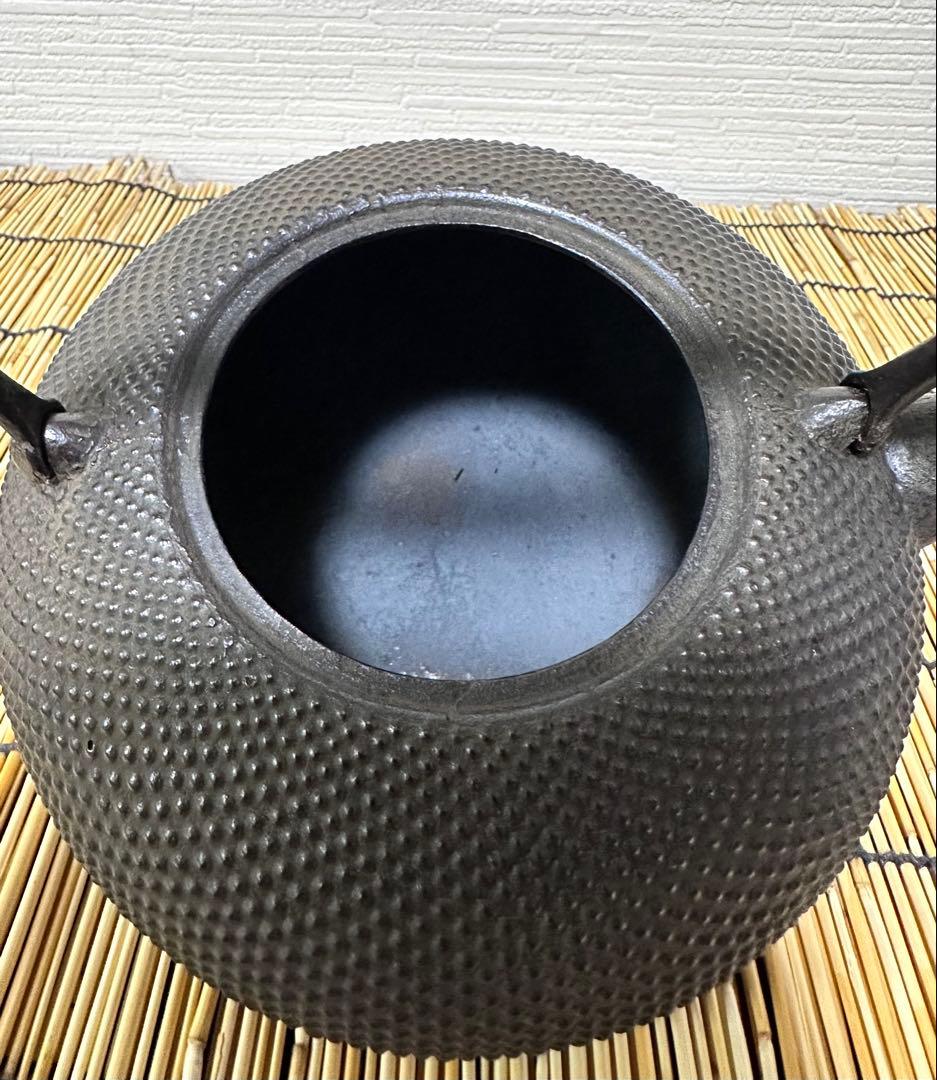 未使用品、供箱付　南部薫山工房造　１５型　アラレ　南部鉄瓶　南部鉄器　鉄瓶