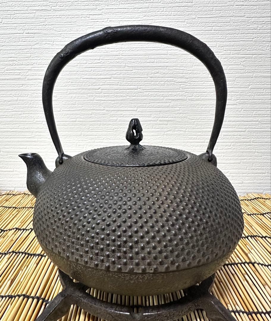 未使用品、供箱付　南部薫山工房造　１５型　アラレ　南部鉄瓶　南部鉄器　鉄瓶